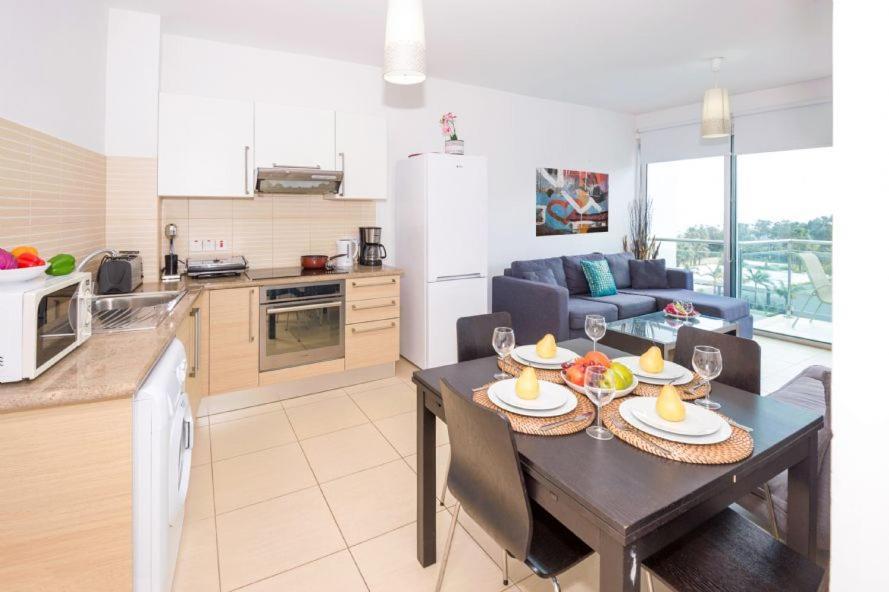 Laila - Coralli Beachfront Apartment โปรทาราส ภายนอก รูปภาพ