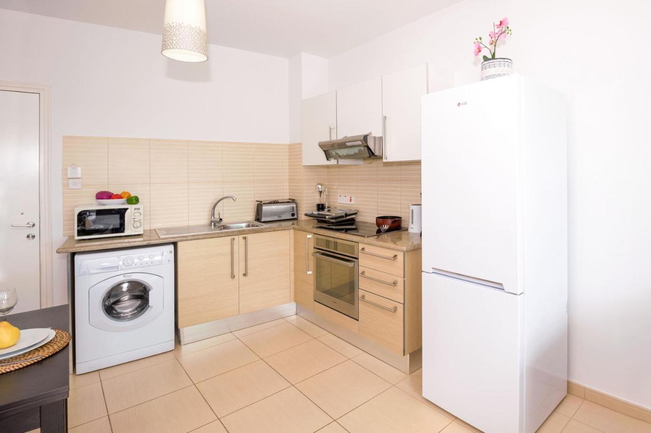 Laila - Coralli Beachfront Apartment โปรทาราส ภายนอก รูปภาพ