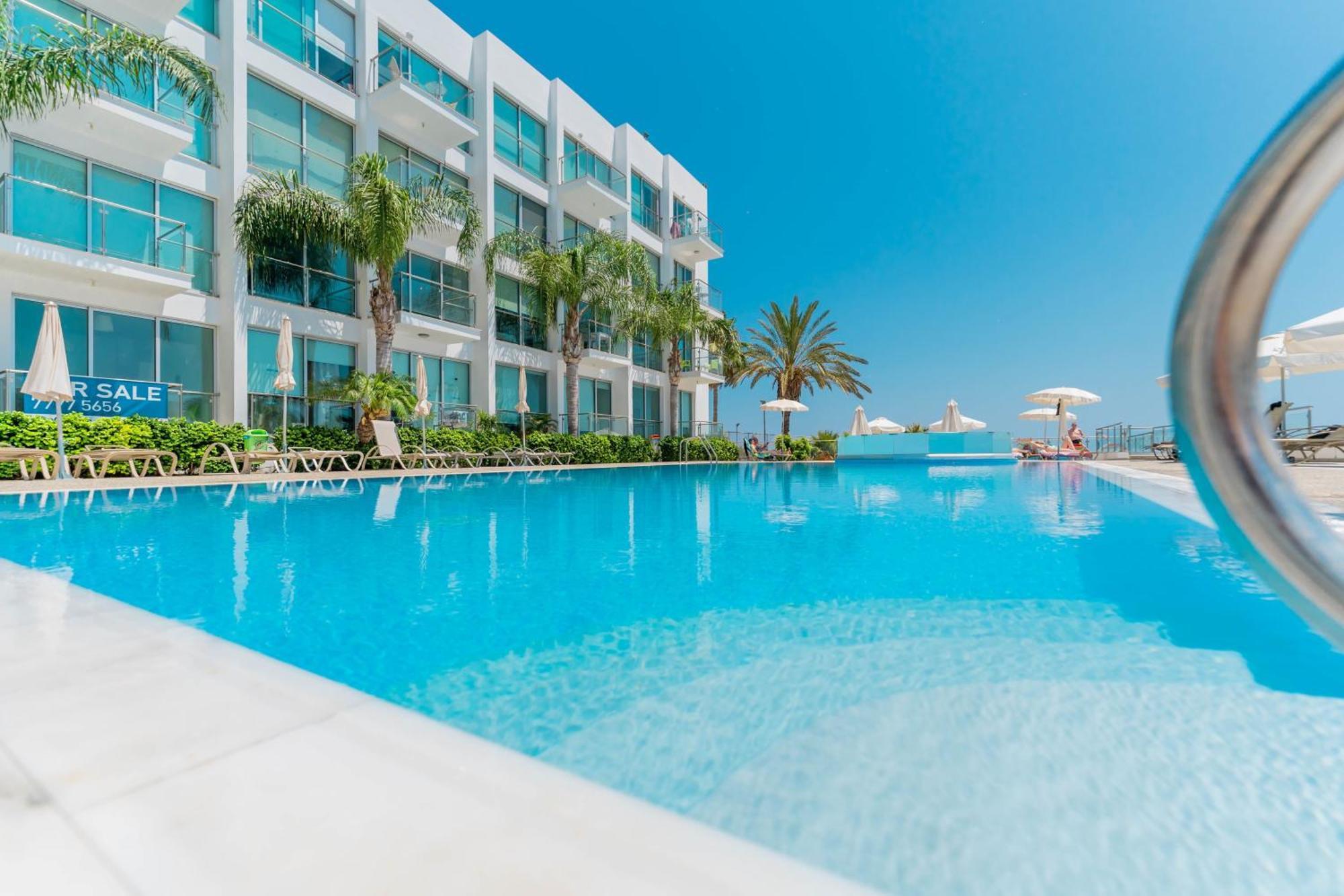 Laila - Coralli Beachfront Apartment โปรทาราส ภายนอก รูปภาพ