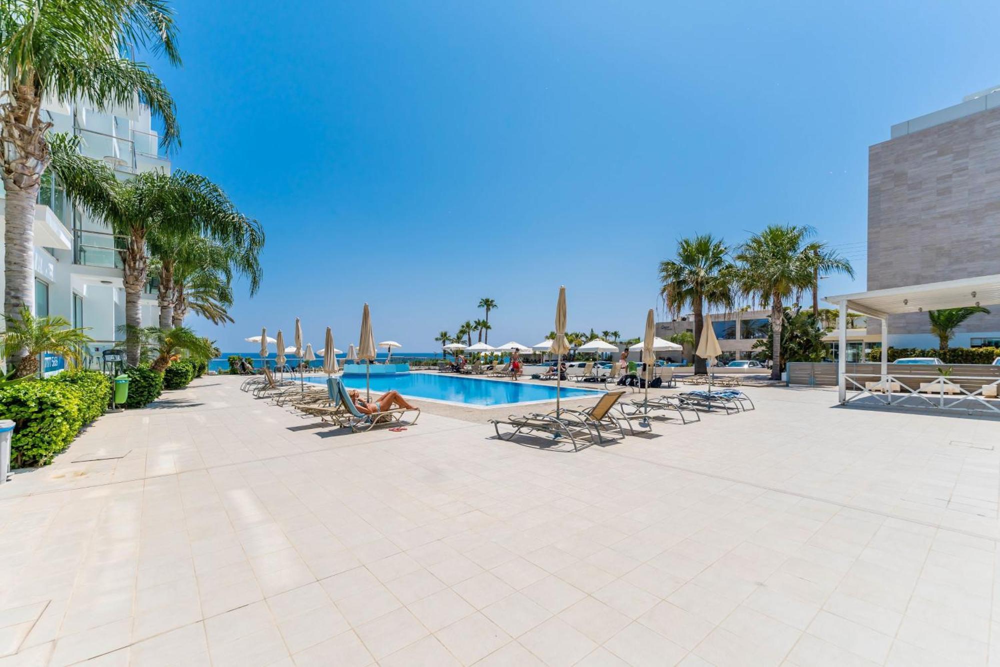 Laila - Coralli Beachfront Apartment โปรทาราส ภายนอก รูปภาพ